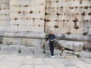 Efes antik tiyatroda bir yolcu